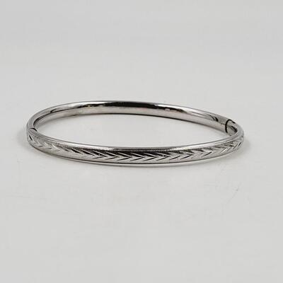 VINTAGE SILVER TONED ETCHED ARROW SLIDER BRACELET