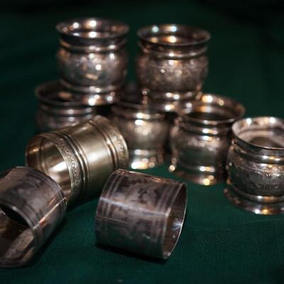 GROUPING OF ANTIQUE NAPKIN RINGS