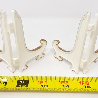 WHITE & GOLD PLASTIC PLATE DISPLAY STANDS, SET OF 3