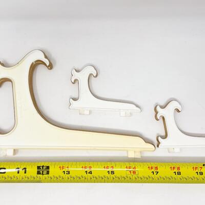 WHITE & GOLD PLASTIC PLATE DISPLAY STANDS, SET OF 3