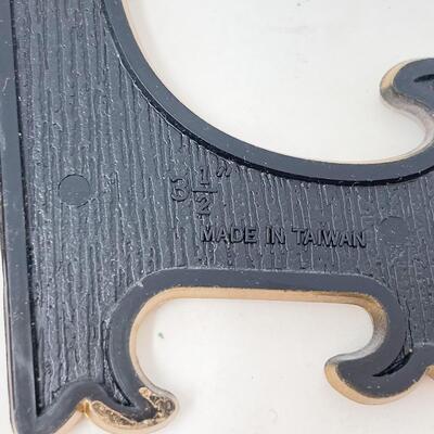 BLACK & GOLD PLASTIC PLATE DISPLAY STANDS, SET OF 2
