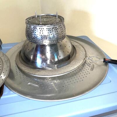 Lot 139 Aluminum & Stainless Kitchen Items Cookie /Pizza Pans Strainers Collanders Steamers
