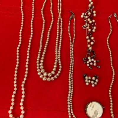 Pearl jewelry lot