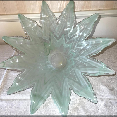 Lot 160 Contemporary Art Glass Petal / Starburst Bowl Pale Mint Green 15