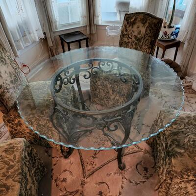 Round Glass Top on Heavy Metal Base Table w 4 Chairs