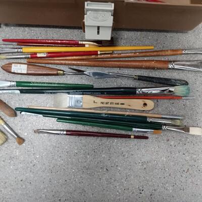 LOT 73  ACRYLIC ARTIST PAINT AND MANY PAINT BRUSHES