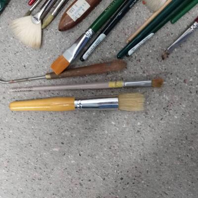 LOT 73  ACRYLIC ARTIST PAINT AND MANY PAINT BRUSHES