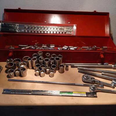 LOT 104  METAL TOOLBOX FULL OF VARIOUS SOCKETS, RATCHETS, SOCKET RACKS AND EXTENSIONS