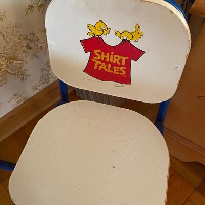 Vintage â€œShirt Talesâ€ childâ€™s table and 2 chairs