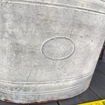 RUSTIC METAL TUB / BUCKET