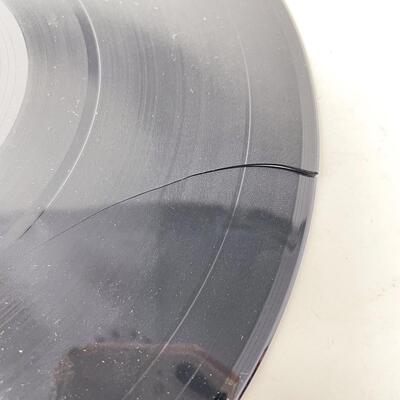 1975 KISS â€œALIVE!â€ VINYL RECORDS - 1 CRACKED