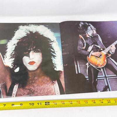 1975 KISS â€œALIVE!â€ VINYL RECORDS - 1 CRACKED