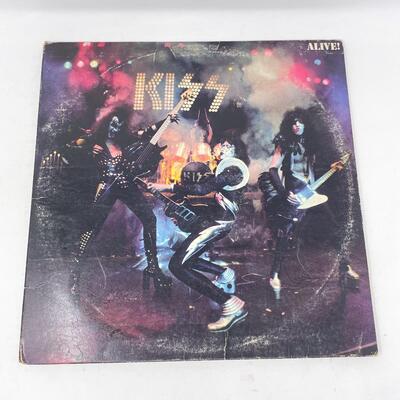 1975 KISS â€œALIVE!â€ VINYL RECORDS - 1 CRACKED