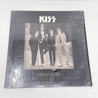 1975 KISS â€œDRESSED TO KILLâ€ VINYL RECORD