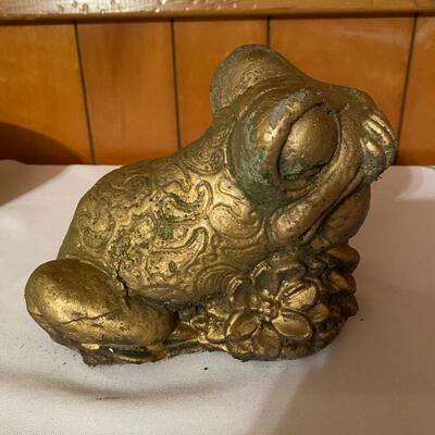 Cement frog garden statue