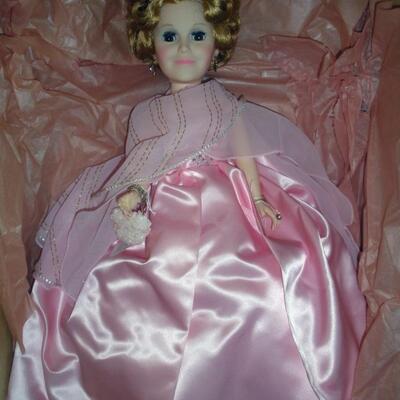 1985 Madame Alexander Herself Self Portrait 21" Vinyl Doll