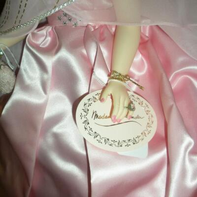 1985 Madame Alexander Herself Self Portrait 21" Vinyl Doll