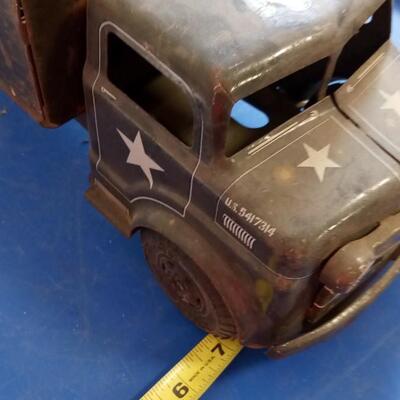 LOT 140   OLD METAL MARX ARMY TRUCK WITH SIX SOLDIERS