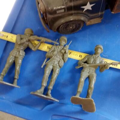 LOT 140   OLD METAL MARX ARMY TRUCK WITH SIX SOLDIERS
