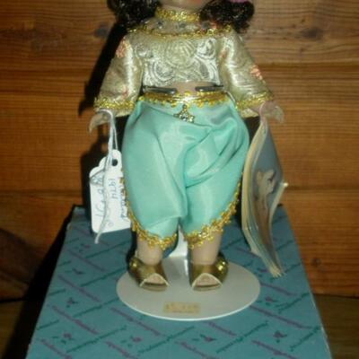 1976 Madame Alexander Thailand #567 in original box