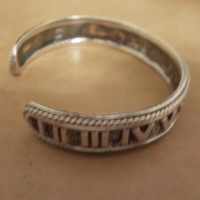 Sterling Engrave sculptured Bangle .