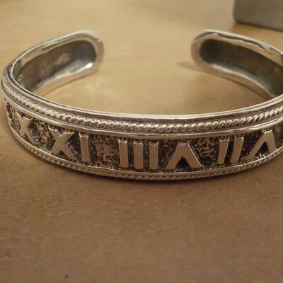 Sterling Engrave sculptured Bangle .