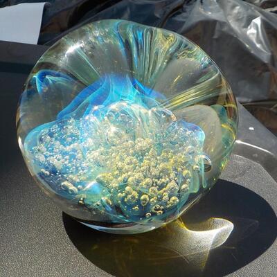 Paper weight crystal Blue with curves.