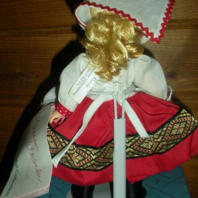 Madame Alexander 8" Russia Doll from International Collection in box #585
