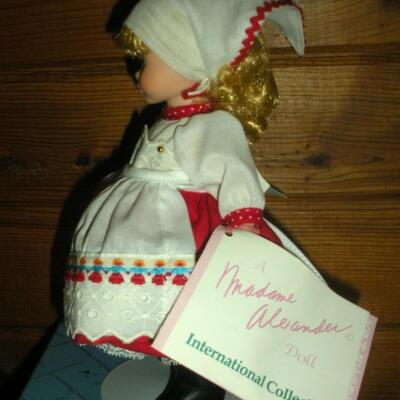 Madame Alexander 8" Russia Doll from International Collection in box #585