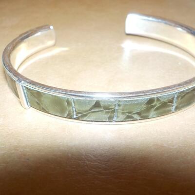 Sterling silver curb green stone inlay.