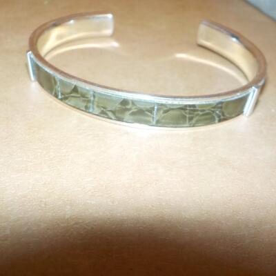 Sterling silver curb green stone inlay.