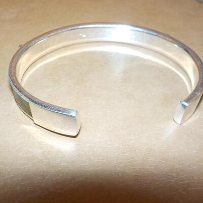 Sterling silver curb green stone inlay.