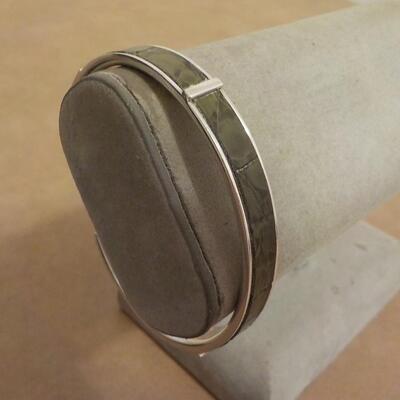 Sterling silver curb green stone inlay.