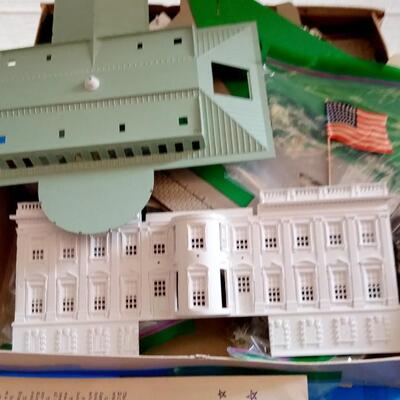 LOT 183   MARX WHITE HOUSE MODEL WITH PRESIDENTS