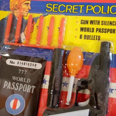 LOT 185   SECRET POLICE TOY GUN