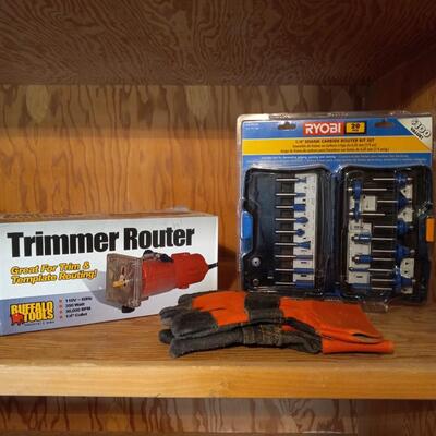 LOT 70  NEW TRIMMER ROUTER, WORK GLOVES AND NEW 1/4