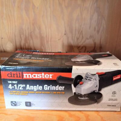 LOT 77  DRILL MASTER ANGLE GRINDER, LEATHER CLIP POCKET, SANDPAPER AND HAND TOOLS