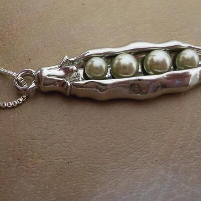 Sterling silver pearl design necklace.