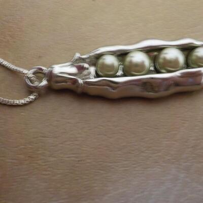Sterling silver pearl design necklace.