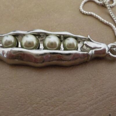 Sterling silver pearl design necklace.
