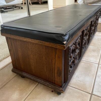Vintage Lane Cedar Chest with Key Lock