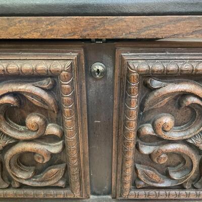 Vintage Lane Cedar Chest with Key Lock