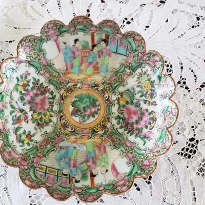 9" Chinese motif bowl with scalloped edge