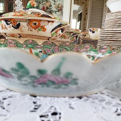 9" Chinese motif bowl with scalloped edge