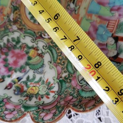 9" Chinese motif bowl with scalloped edge