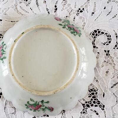 9" Chinese motif bowl with scalloped edge