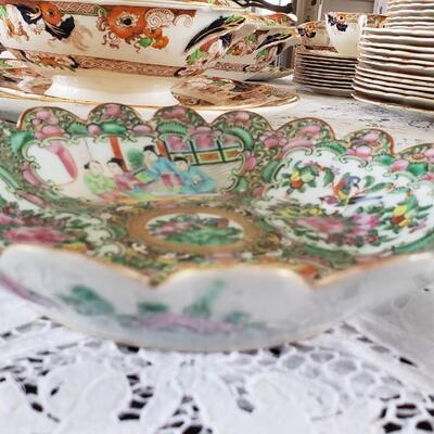9" Chinese motif bowl with scalloped edge