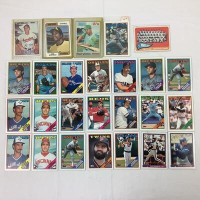 566  Assorted Topps Baseball Cards 1988 Set of 20, 1974 Topps Dave Winfeild #456, 1970 Topps Reggie Jackson #140, 1965 Topps Chicago...
