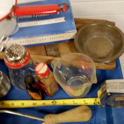 LOT 200  LARGE LOT OF OLD KITCHEN ITEMS