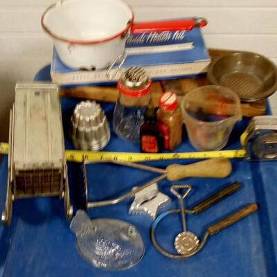 LOT 200  LARGE LOT OF OLD KITCHEN ITEMS
